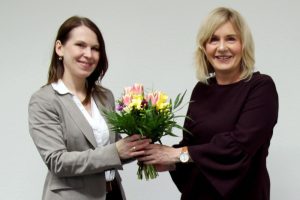 Geschäftsführerin Frau Dr. Iris Minde (rechts) gratuliert der neuen Geschäftsbereichsleiterin Frau Dr. Susann Landgraf. Foto: Klinikum St. Georg