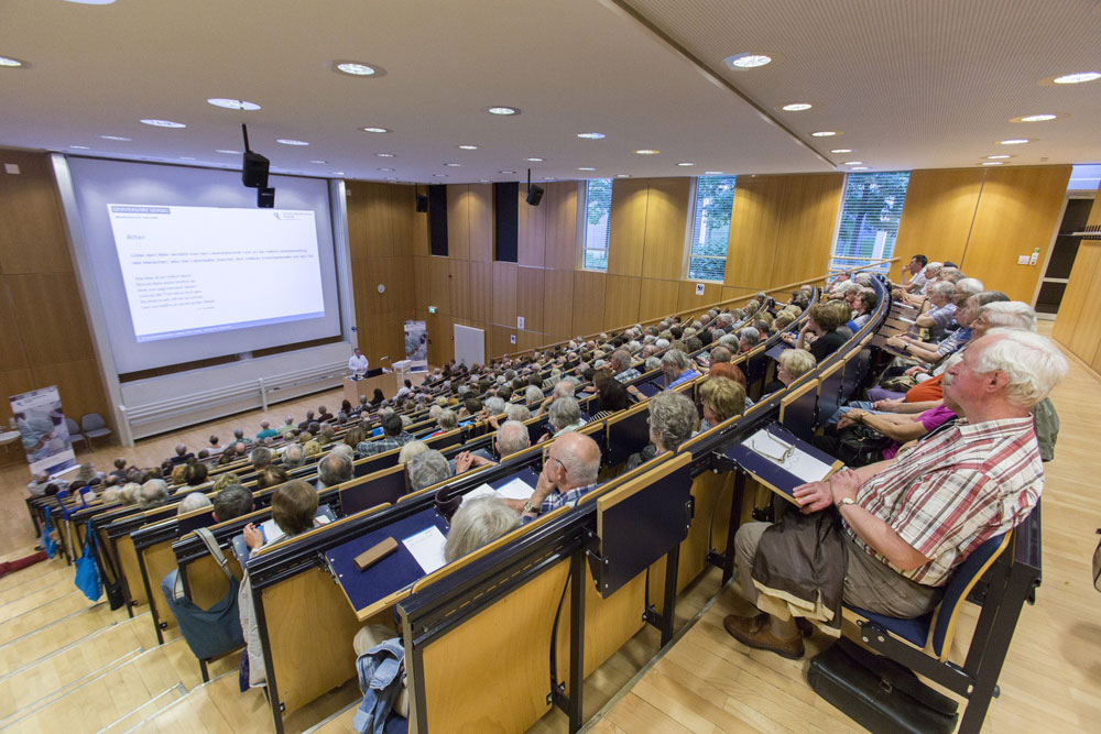 Die Vorträge der Reihe „Medizin für Jedermann“ locken zahlreiches Publikum in den Hörsaal von Haus 4. Foto: Stefan Straube/UKL