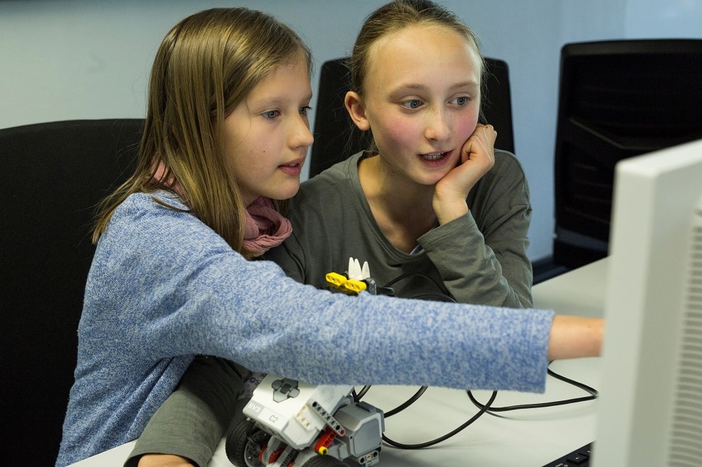 Beim Girls’Day, der ebenfalls am 26.04. stattfand, konnten Marie, Julia (Foto, v.l.) und weitere Schüler und Schülerinnen „Roberta“ in einem Robotik-Schnupperkurs an der HTWK Leipzig schon einmal ausprobieren. Foto: Lara Müller/HTWK Leipzig