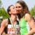 Gold-Pärchen: Halbmarathon-Siegerin Sandra Boitz (SC DHfK/ li.) gratuliert ihrer Partnerin Juliane Meyer zum dritten Marathon-Erfolg. Foto: Jan Kaefer.