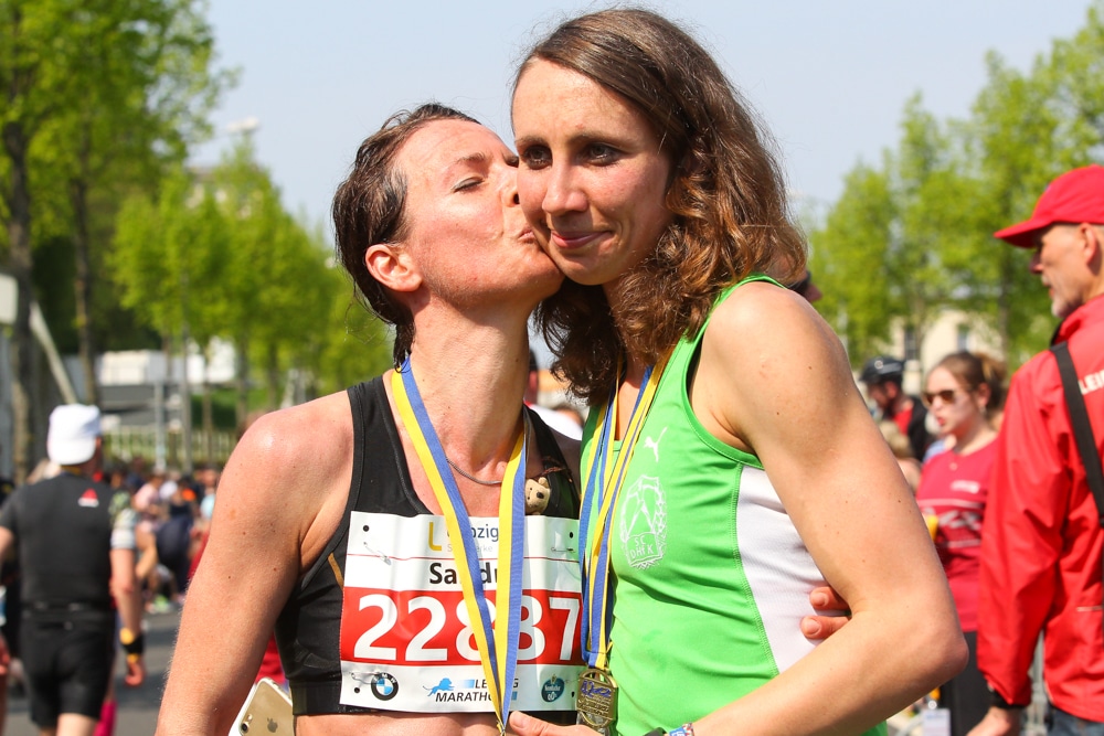 Gold-Pärchen: Halbmarathon-Siegerin Sandra Boitz (SC DHfK/ li.) gratuliert ihrer Partnerin Juliane Meyer zum dritten Marathon-Erfolg. Foto: Jan Kaefer.