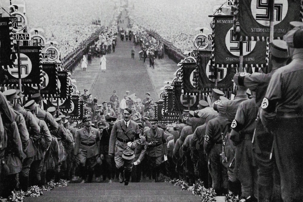 Adolf Hitler samt Entourage auf einem der Massenevents in den 30er Jahren des letzten Jahrhunderts - hier in Bückeberg. Foto: Cigaretten-Bilderdienst Hamburg, gemeinfrei