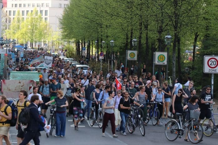 Beim Einbiegen auf die Goethestraße zur Zwischenkundgebung vor dem LWB-Gebäude. Foto: L-IZ.de