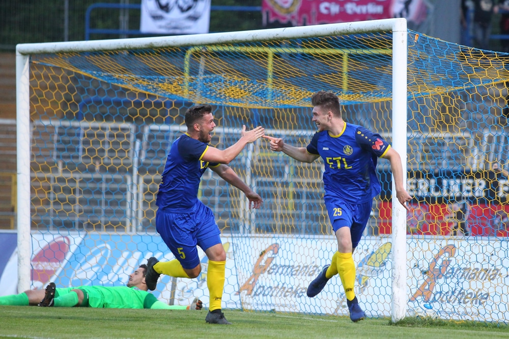 Peter Misch (re.) bejubelt mit Christian Hanne seinen Treffer zum 1:0. Foto: Jan Kaefer