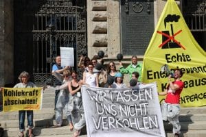 Demonstration mit dem Hinweis, man lasse sich nicht verkohlen, vom Bündnis Leipzig kohlefrei vor dem Leipziger Rathaus am 18. April 2018. Foto: L-IZ.de