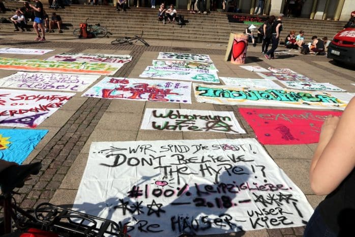 Demoplakate vor der Oper Leipzig vor dem Start. Foto: L-IZ.de