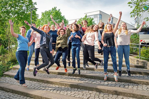 Auszubildende der Leipziger Berufsfachschule für Gesundheits- und Krankenpflege freuen sich mit Schulleiterin Friederike Baumgärtel (Bildmitte) über das gute Abschneiden im Bundesvergleich. Foto: DKL/Kay Zimmermann