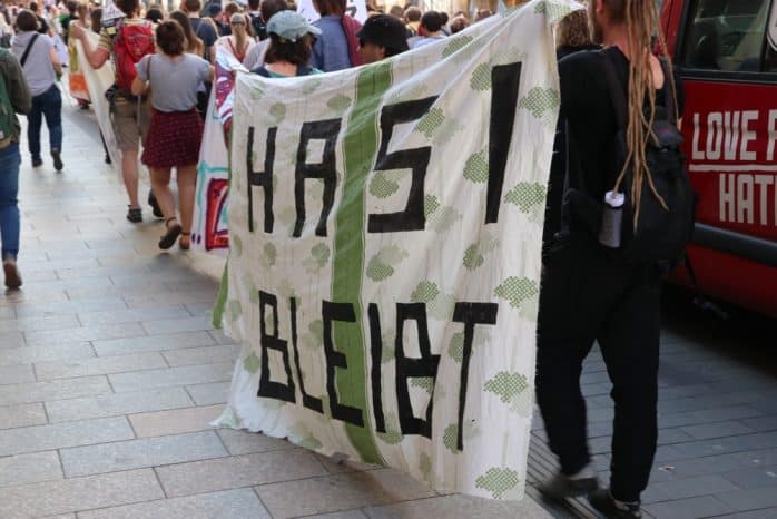 Die Gäste aus Halle im Demozug. Foto: L-IZ.de