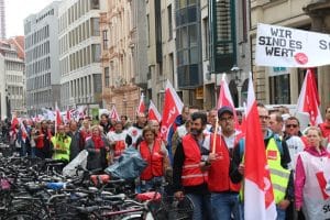 Ein langer Demozug am Brühl. Am 13. April gingen rund 2.500 Menschen für sechs Prozent mehr Lohn in Leipzig auf die Straße. Foto: L-IZ.de