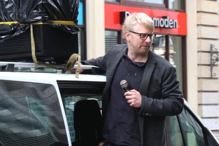 Erik Wolf hoch auf dem Demowagen. Foto: L-IZ.de