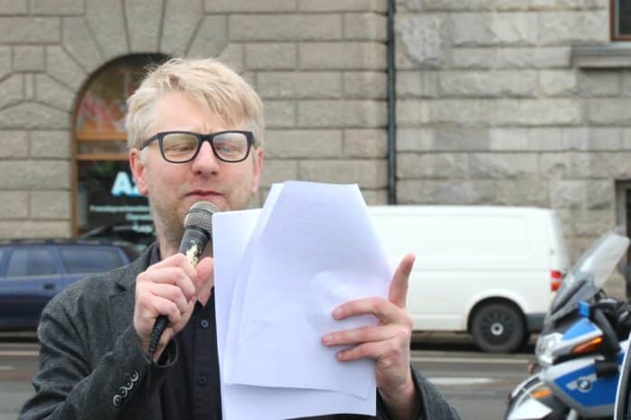 Erste Schmunzler - Erik Wolf beim Verlesen der Demoauflagen. Foto: L-IZ.de