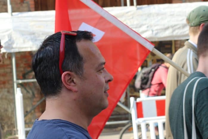 Franz Sodann (MdL, Die Linke) im Demozug auf der Eisenbahnstraße in der Nähe seines Bürgerbüros. Foto: L-IZ.de