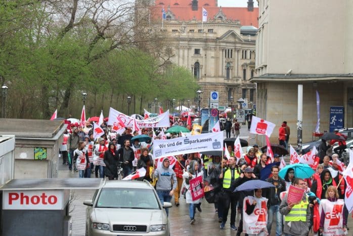 GEW, Verdi, Sparkassen und weitere öffentliche Angestellte vereint an der Moritzbastei. Foto: L-IZ.de