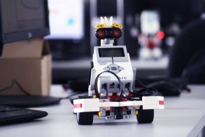 Im Rahmen des Girls‘Day können auch Roboter wie dieser gebaut werden – ein „Roberta“-Roboter verkörpert als Lego-Modell. Foto: HTWK Leipzig