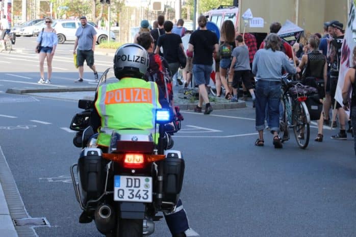 Heute nur Freund und Absperrhelfer auf einer friedlichen Demo. Foto: L-IZ.de