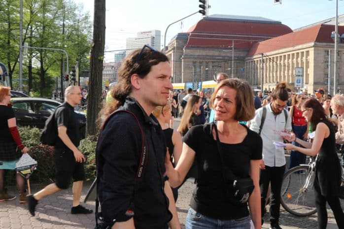 Jürgen Kasek (B90/Die Grünen) und Juliane Nagel (MdL, Linke) am Wintergartenhochhaus. Foto: L-IZ.de