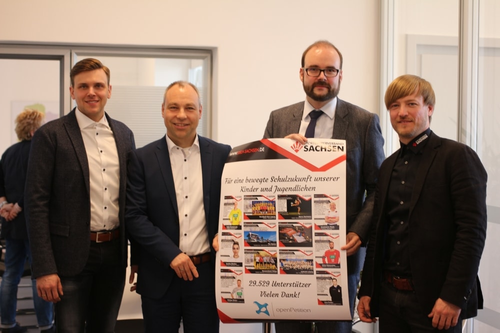 Übergabe der Unterschriften. Von links: Vizepräsident Paul Döring, Präsident Peter Pattke, Kultusminister Christian Piwarz (CDU) und Robert Venus. Foto: DSLV Sachsen