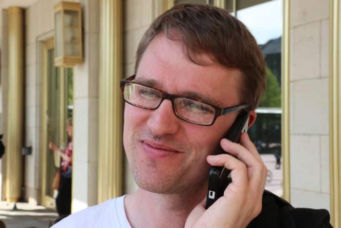 Der Leipziger Linkenchef Adam Bednarsky ebenfalls vor Ort und wie immer bei der Arbeit. Foto: L-IZ.de