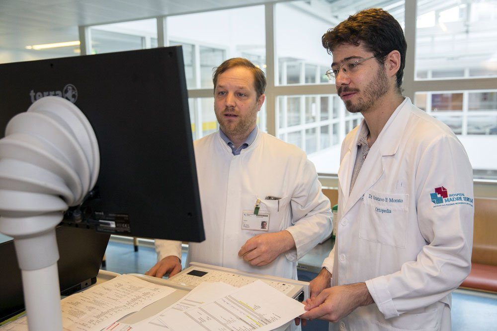 Dr. Jan Theopold (li.) von der Klinik für Orthopädie, Unfallchirurgie und Plastische Chirurgie im Gespräch mit Dr. Gustavo F. Morato aus Brasilien. Foto: Stefan Straube/UKL