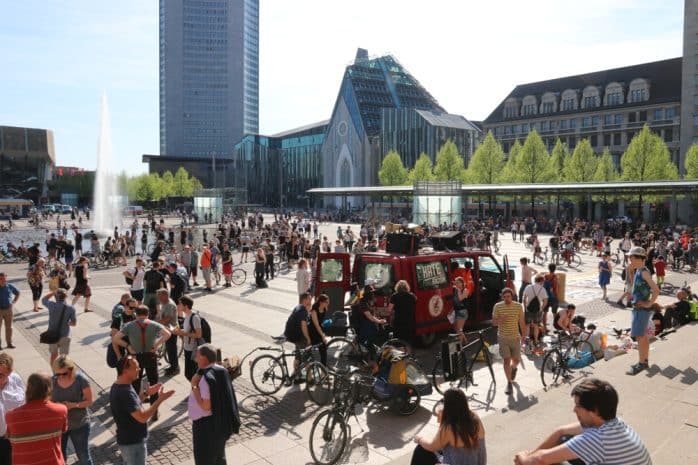 Man sammelt sich und sucht Unterschlupf vor der Sonne. Foto: L-IZ.de