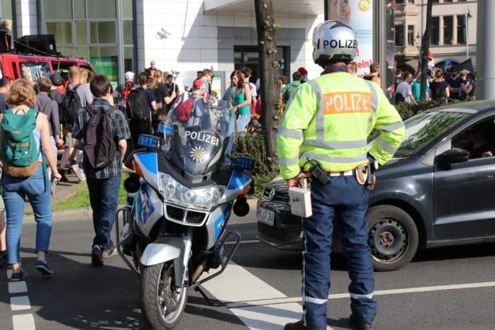 Rechts im Bild ein beginnender Stau auf dem Ring als der Demozug am Wintergartenhochhaus ankommt. Foto: L-IZ.de