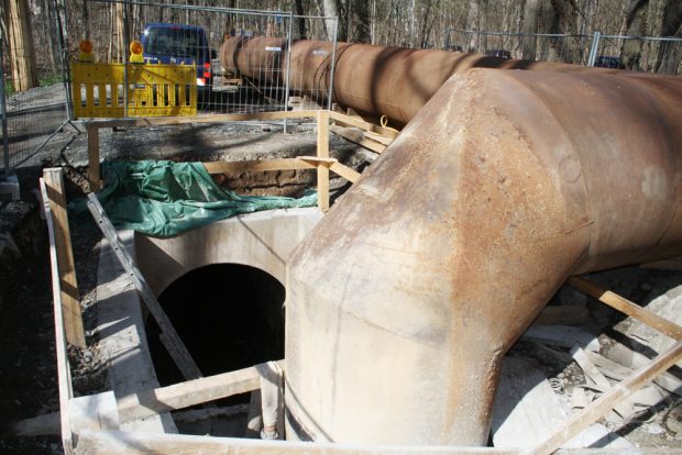 Einstieg in den sanierungsreifen Abwasserkanal im Rosental. Foto: Ralf Julke