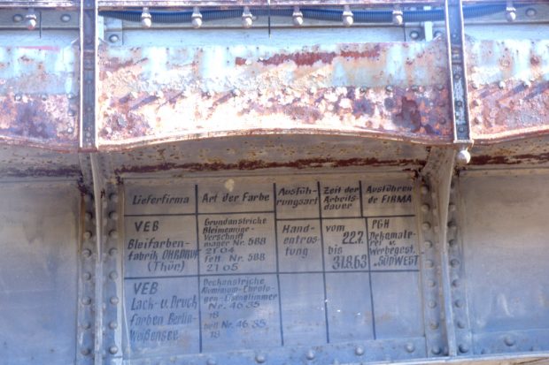 Der letzte Farbanstrich der Brücke stammt augenscheinlich von 1963. Foto: Lucas Böhme