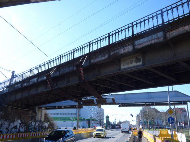 Blick durch die Eisenbahnüberführung in der Dieskaustraße: links die Dieskaustraße, rechts zweigt die Arthur-Nagel-Straße ab. Foto: Lucas Böhme