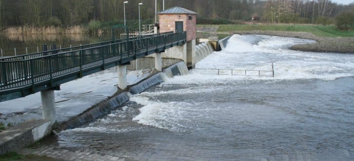 Das ist keine Flussaue, sondern ein Steuerungsbauwerk für einen Abflusskanal. Foto: Ralf Julke