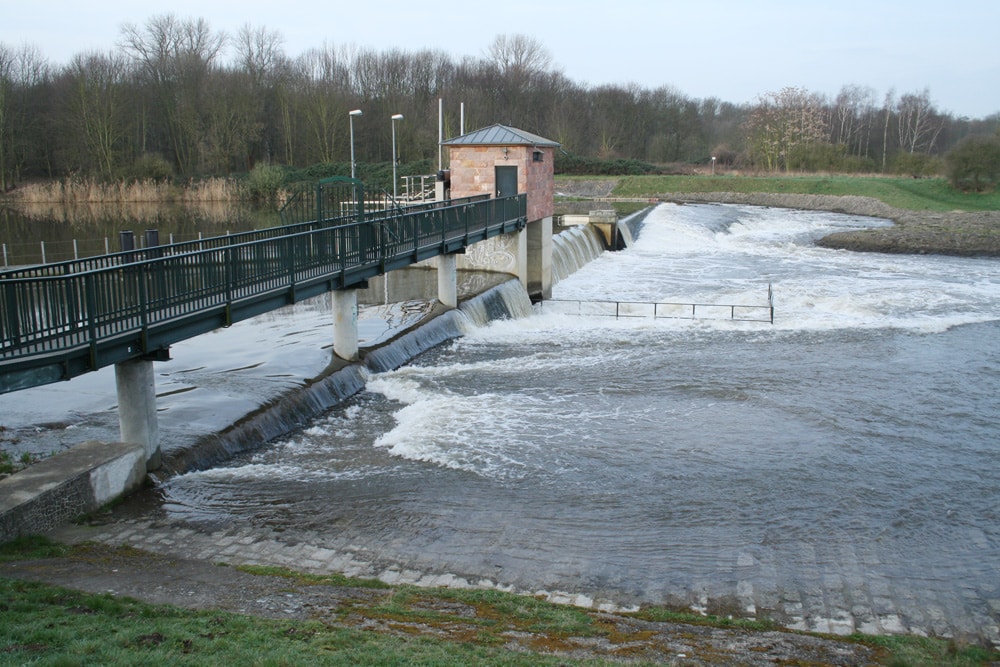 Das ist keine Flussaue, sondern ein Steuerungsbauwerk für einen Abflusskanal. Foto: Ralf Julke