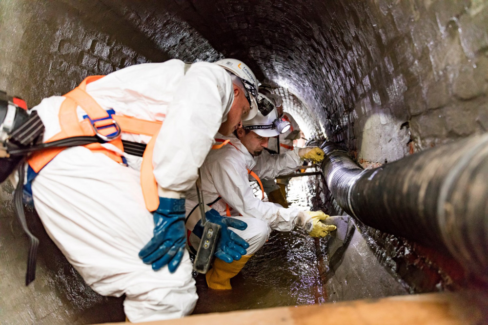 Händische Sanierung in einem Leipziger Kanal. Foto: KWL, Foto: Leipziger Gruppe