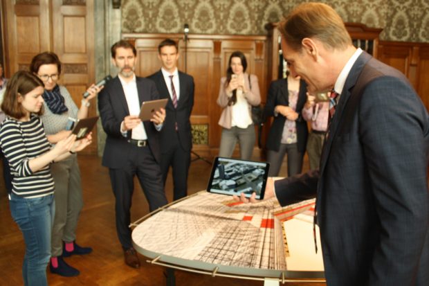 Burkhard Jung demonstriert die Funktionsweise des virtuellen Stadtmodells. Foto: Ralf Julke