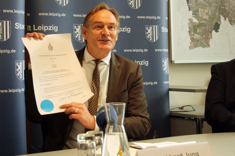 Burkhard Jung mit dem Urteil des Supreme Court. Foto: Ralf Julke