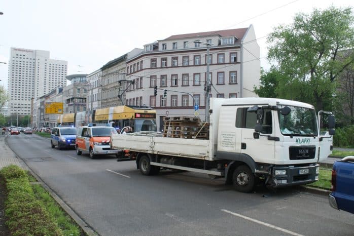 Ohne schweres Gerät war der Lkw nicht aus dem Gleisbett zu heben. Foto: Ralf Julke