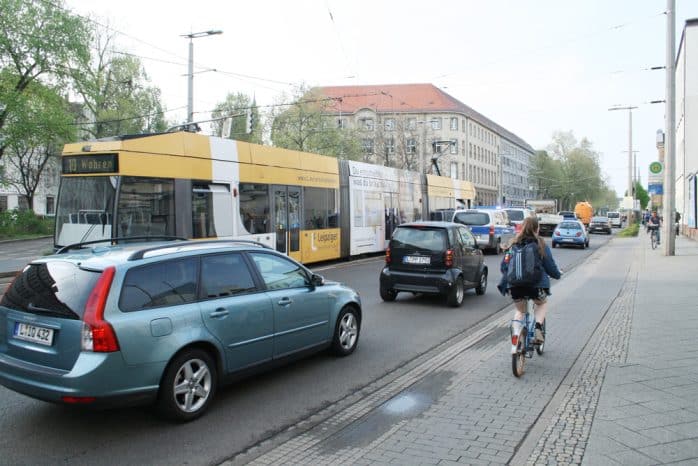 Eine komplette Fahrbahn der Eutritzscher Straße war über eine Stunde blockiert. Foto: Ralf Julke