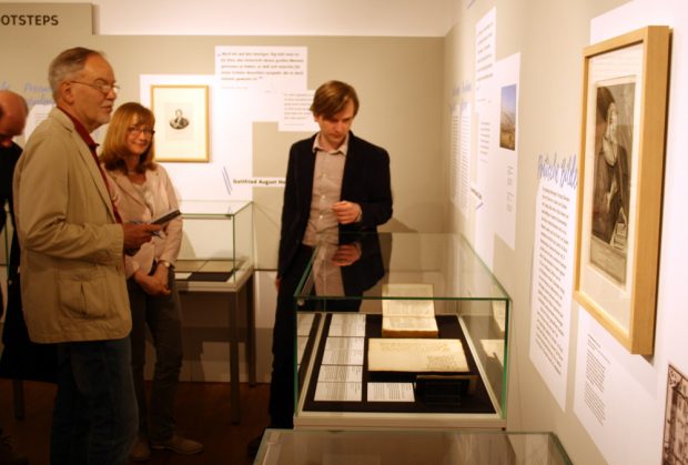 Dr. Bernd Koska erläutert den Ausstellungsteil zu Bach-Schüler Christoph Birkmann. Foto: Ralf Julke