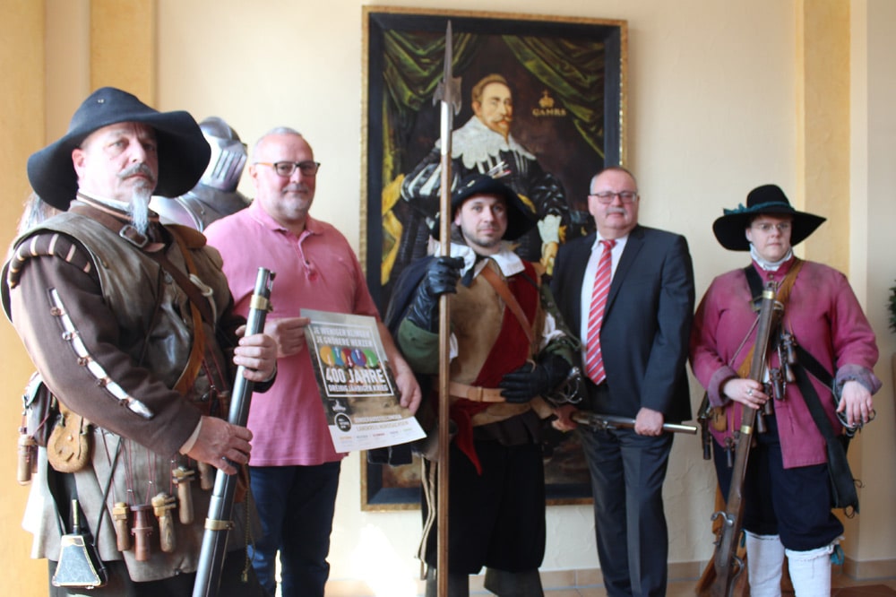 Günter Tempelhof (links) und Brauereichef Wolfgang Welter mit Delitzscher Landsknechten. Foto: Radeberger Gruppe