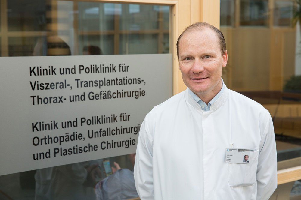 Prof. Stefan Langer, Leiter des Bereichs Plastische und Wiederherstellende Chirurgie am UKL, nutzt ein neues Verfahren bei Lympfstauungen. Foto: Stefan Straube/UKL