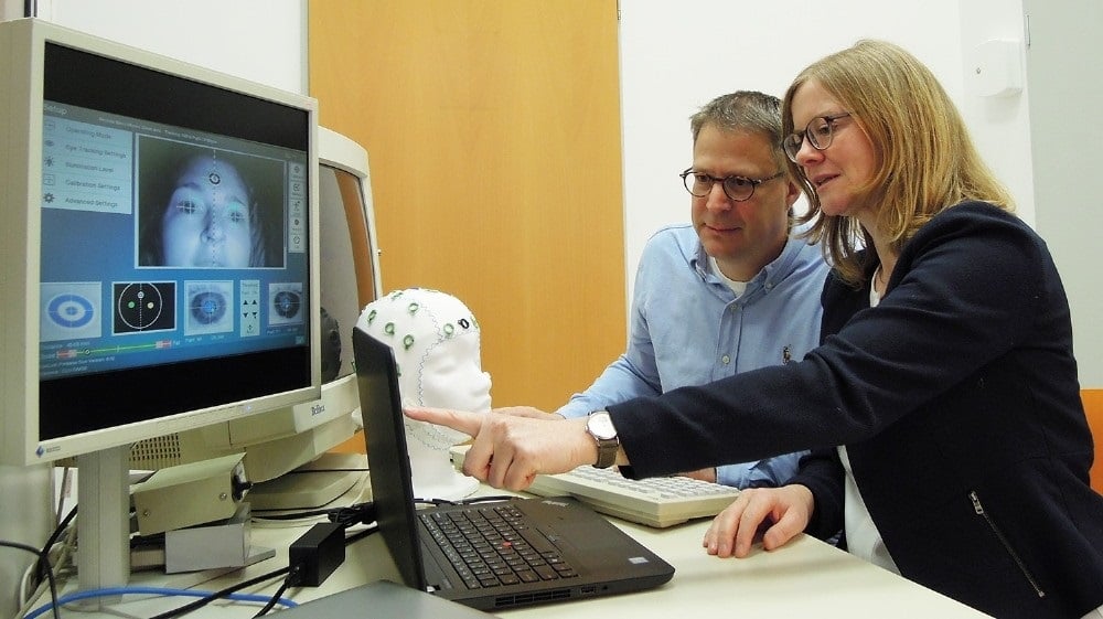 Andreas Widmann und Nicole Wetzel haben einen neuen Ansatz zur Untersuchung von Aufmerksamkeitsprozessen entwickelt, der die Pupillenweite eines Probanden und dessen Hirnströme einbezieht. Foto: LIN Magdeburg