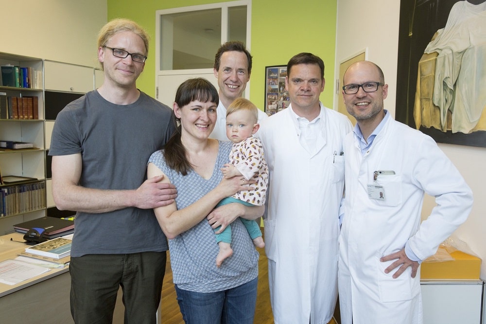 Kinderchirurg Prof. Martin Lacher, Geburtsmediziner Prof. Holger Stepan und Neonatologe Prof. Holger Thome (v.r.n.l.) freuen sich mit den Eltern Annika und Simon Trümper, dass Sonja gesund ist und ein normales Leben führen können wird. Foto: Stefan Straube / UKL