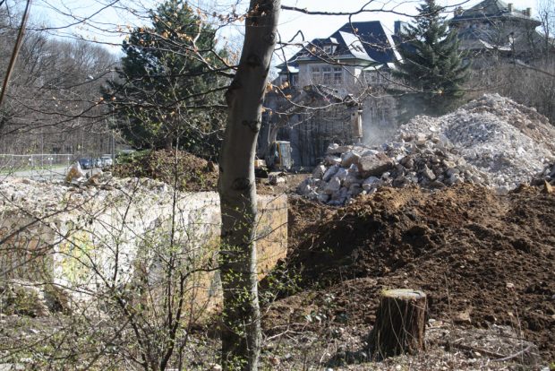 Ein Bagger beim Zerkleinern der Betontrümmer. Foto: Ralf Julke