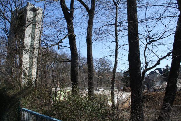 Der Glockenturm an der Emil-Fuchs-Straße erzählt noch von der Kirche. Foto: Ralf Julke