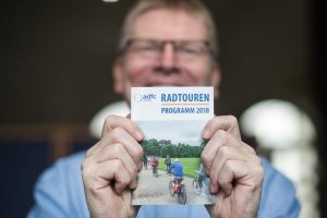 Christoph Wrack präsentiert das Radtourenprogramm 2018. Foto: ADFC Leipzig