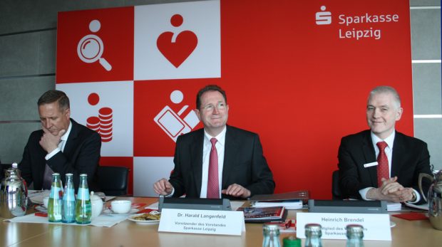Sparkassen-Vorstände Andreas Nüdling, Dr. Harald Langenfeld und Heinrich Brendel. Foto: Ralf Julke
