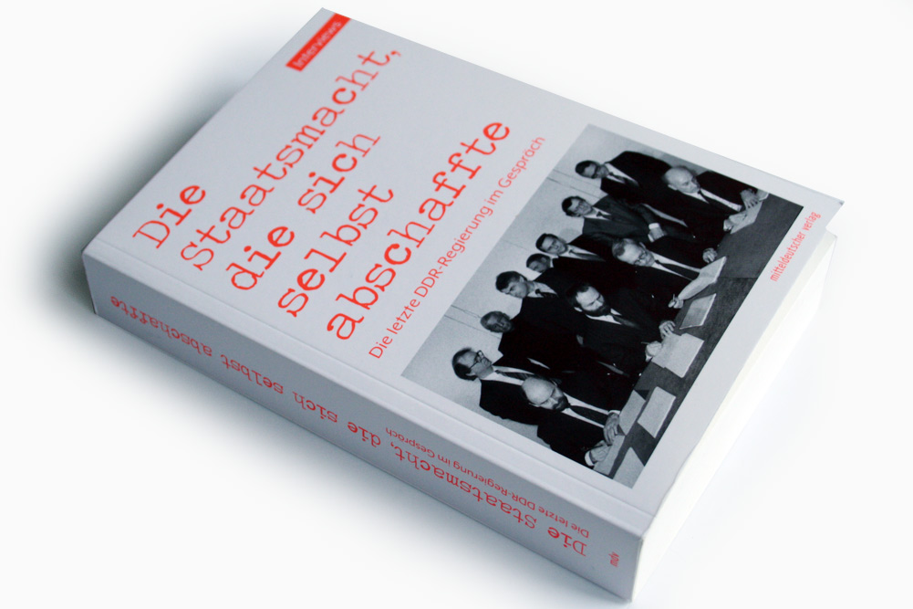 Die Staatsmacht, die sich selbst abschaffte. Die letzte DDR-Regierung im Gespräch. Foto: Ralf Julke
