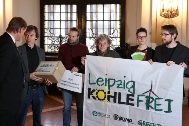 Übergabe der Petition "Leipzig kohlefrei" von über 2.000 Leipzigern am 15. November 2017 vor dem Ratssaal im Neuen Rathaus. Foto: L-IZ.de