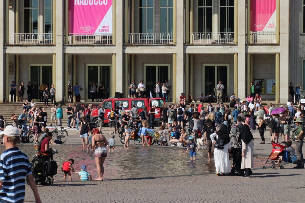 Badetag im April 2018 vor der Oper Leipzig. Foto: L-IZ.de