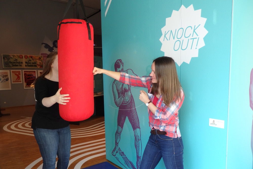 Besucherinnen an der Boxstation der Ausstellung In Bewegung. Foto: Stadtgeschichtliches Museum Leipzig