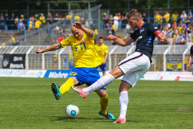 Andy Wendschuch (li.) hängte sich in seinem letzten Lok-Spiel noch mal voll rein. Foto: Jan Kaefer