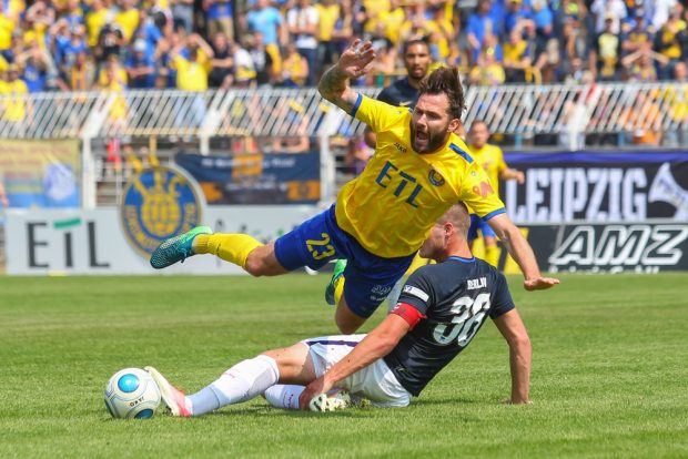 Sascha Pfeffer (im Flug) wird von Hertha-Kapitän Nico Beyer von den Beinen geholt. Foto: Jan Kaefer